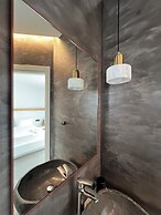 Thronos Suites