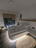 Thronos Suites