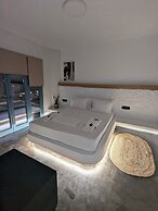 Thronos Suites