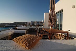 Thronos Suites