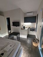 Thronos Suites