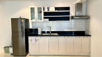 B6 - 1 Bdr Modern Condo With Balcony and Pool, Karon