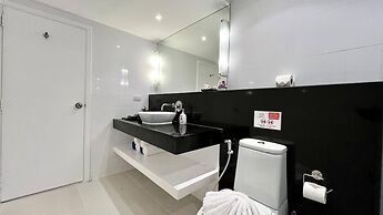 B6 - 1 Bdr Modern Condo With Balcony and Pool, Karon