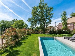 Apartment Near Beach With Pool