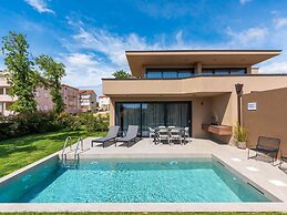 Apartment Near Beach With Pool