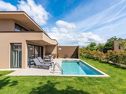 Apartment Near Beach With Pool
