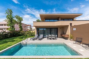 Apartment Near Beach With Pool