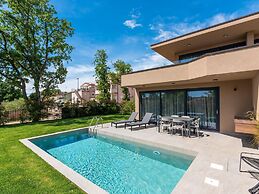 Apartment Near Beach With Pool