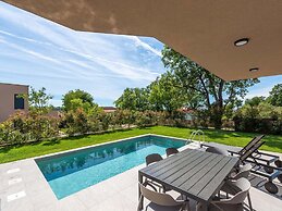 Apartment Near Beach With Pool