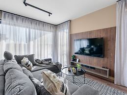 Apartment Near Beach With Pool