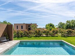 Apartment Near Beach With Pool