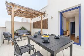 Perissa - 2 Bedrooms and Terrace in Trafalgar