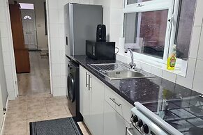 Stylish Central Home - Sleeps 4 & Private Garden
