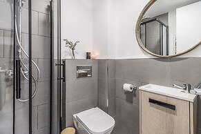 Besalu - 3 Bedrooms and Balcony in Castilla