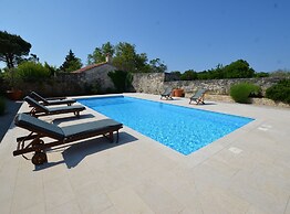 Majestic Rustical Kanfanar Villa With Pool