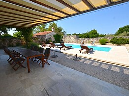 Majestic Rustical Kanfanar Villa With Pool