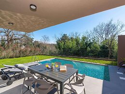 Apartment Near Beach With Pool