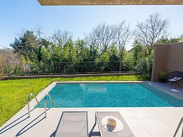 Apartment Near Beach With Pool