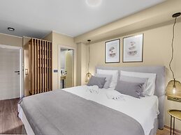 Apartment Near Beach With Pool