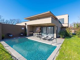 Apartment Near Beach With Pool