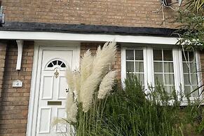 3-bed House Sleeps 4 With Free Parking
