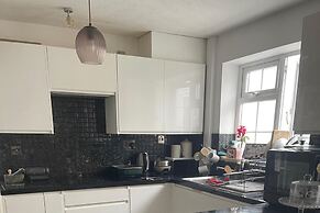 3-bed House Sleeps 4 With Free Parking