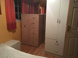 3-bed House Sleeps 4 With Free Parking
