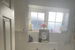 3-bed House Sleeps 4 With Free Parking