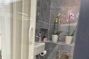 3-bed House Sleeps 4 With Free Parking