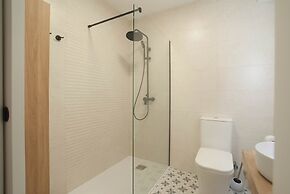 3 Bed Apt Sleep 6 - Pets, Balcony, Parking, Wifi