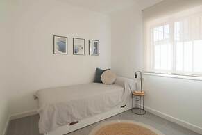 3 Bed Apt Sleep 6 - Pets, Balcony, Parking, Wifi