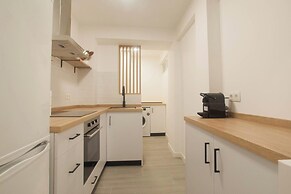 3 Bed Apt Sleep 6 - Pets, Balcony, Parking, Wifi