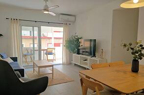 3 Bed Apt Sleep 6 - Pets, Balcony, Parking, Wifi