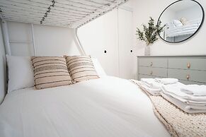 Q's Hideaway