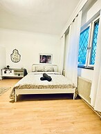 7 private Rooms in a spacious Villa