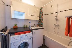 Seaview Apartment on the Beach - Free Parking