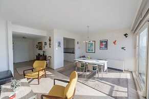 Seaview Apartment on the Beach - Free Parking