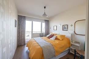 Seaview Apartment on the Beach - Free Parking