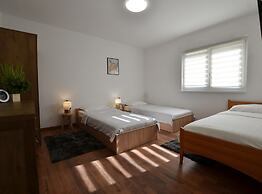 Warm and Welcoming Apartment With Balcony