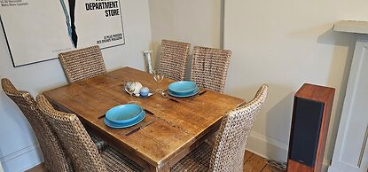 Snug - Macushla Apartment
