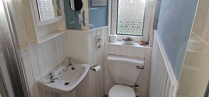 Snug - Macushla Apartment