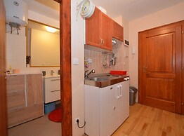 Simple and Sunny Studio Apartment