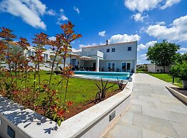 Matohanci Dazzling Villa With Pool