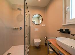 Matohanci Dazzling Villa With Pool