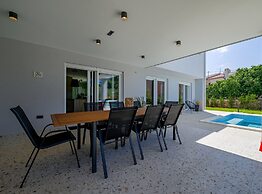 Matohanci Dazzling Villa With Pool