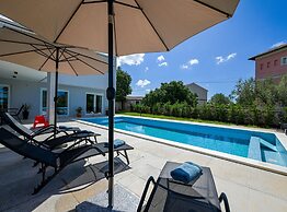 Matohanci Dazzling Villa With Pool