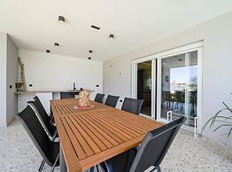 Matohanci Dazzling Villa With Pool