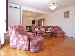 Bright Apartment With Garden and Balcony