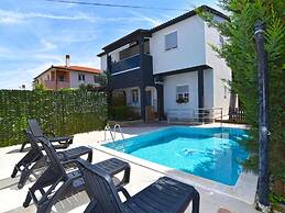 Cozy Apartment With Shared Pool