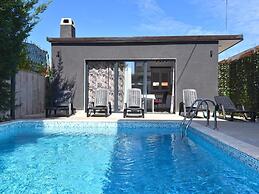 Cozy Apartment With Shared Pool